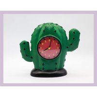 Vintage Postmoderne Cartoon Tisch Uhr Wecker Kaktus Grün Gager 80Er Memphis Milano Sottsass 1980 1980Er 80S Vintage Postmoderne Cartoon Tisch Uhr Wecker Kaktus Grün Gager 80Er Memphis Milano Sottsass 1980 1980Er 80S von DodoVintageShop