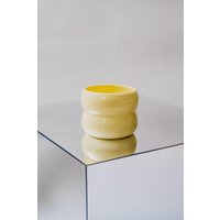 Handgefertigter Porzellan Becher in Pastellgelb - Designer Keramik Tasse Modernes Geschirr Geschenkidee von DoerrtyTonstudio