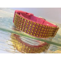 Goldenes Strass Bling Auf Rosa Nylon. Ausgefallenes Hundehalsband. Funkelndes, Elegantes, Bezauberndes Geschenk. Kunststoff-Quick-Release-Schnalle von DogFabulousBling