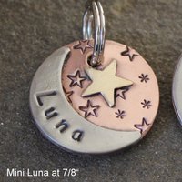 Luna Tag - Haustiermarke Handgestempelter Mond Luna Tag - Haustiermarke Handgestempelter Mond von DoggoneTags