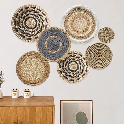 Dokeno 7 Stück Boho Wandkorb Rattan Wall Decor Flach Rund Gewebte Wandkorbdekoration Wasserhyazinthe Maisschale Handgemachte Makramee Hängende gewebte Körbe für Wohnzimmer Schlafzimmer Esszimmer Büro von Dokeno