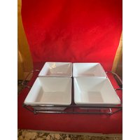 Vier Weiße Keramik Snackschalen Party Set in Einem Silbernen Serviertablett Nie Benutzt Vintage-Set Vier Weiße Keramik Snackschalen Party Set in Einem Silbernen Serviertablett Nie Benutzt Vintage-Set von Dollars4ServiceDogs