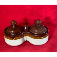 Vintage Keramik Milchkännchen Und Zucker Set Mit Deckeln in Ausgezeichnetem Zustand von Dollars4ServiceDogs