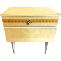 Vintage Kastje in Süßem Pastell Gelb Retro Sechziger Jahre Schrank Sideboard von DolmenAntiqueTiles
