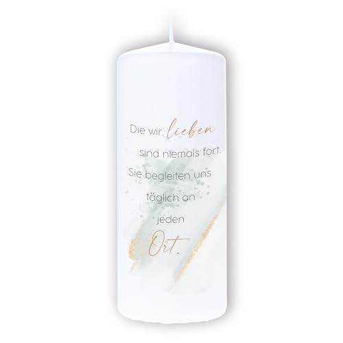 DOLORINO Trauerkerze mit Spruch "Die wir lieben sind niemals fort. Sie begleiten uns täglich an jeden Ort" | liebevolles Symbol des Trostes | made in Germany | 120 Std. Brenndauer | 8x20cm DOLORINO Trauerkerze mit Spruch "Die wir lieben sind niemals fort. Sie begleiten uns täglich an jeden Ort" | liebevolles Symbol des Trostes | made in Germany | 120 Std. Brenndauer | 8x20cm von Dolorino