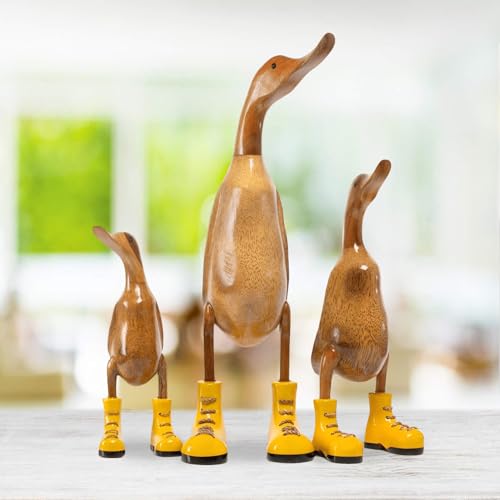 DomDeco Handgefertigte Deko-Figur Ente mit gelben Stiefeln aus Holz, ca 25cm DomDeco Handgefertigte Deko-Figur Ente mit gelben Stiefeln aus Holz, ca 25cm von DomDeco