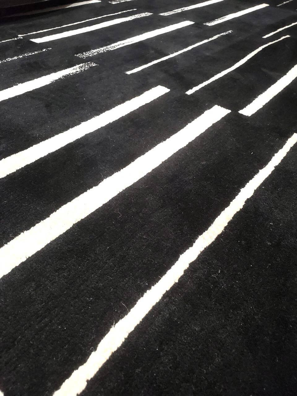 Teppich Raja Tibarto 100 Farbe G727C OCC White Schwarz Mit Weißen Linien von Domaniecki