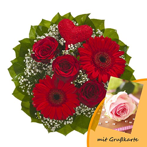 Dominik Blumen und Pflanzen, Blumenstrauß "Mit Liebe" aus roten Rosen, roten Gerbera, weißem Schleierkraut und Dekoherz aus Sisal und Grußkarte "Rosen" von Dominik Blumen und Pflanzen