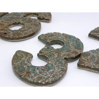 Weatherpoof Keramik-Türnummer Hausnummer Plakette Handmade in Cornwall von Domspottery