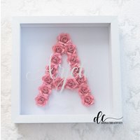 Blumenbox Mit Initialen Und Namen/Papierrosen-Geschenkbox Personalisiertes Geschenk, Blumenbox, Wohndekoration, Name, Geschenkname Blumenbox Mit Initialen Und Namen/Papierrosen-Geschenkbox Personalisiertes Geschenk, Blumenbox, Wohndekoration, Name, Geschenkname von DonaCreativity1