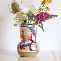 Handgemachte Keramik Vase - Buntes Regenbogen Design Auf Weißem Steinzeug von DondoDesignPottery