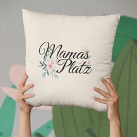 Mamas Platz - Statement Kissen Fairtrade | Mit Spruch Dekokissen Als Geschenk Für Mama Zum Muttertag Ohne Versandkosten von DonnerwetterDE