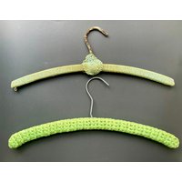 Vintage Crochet Kleiderbügel Set Von 2 Mit Gebogenen Hölzernen Handgestrickten Grünen Midcentury Retro Schrank Lagerung von DonnitaLovesVintage