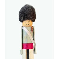 Vintage Handgemachte Queens Guard Holz Wäscheklammer Weihnachten Ornament Retro Soldat Vintage Christmas Decor von DonnitaLovesVintage