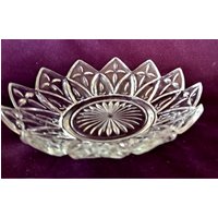 Bund Glasschliff Kristallschale, Ideal Für Nüsse Oder Süßigkeiten, 6 Zoll Durchmesser Mit Einem Petal Design von DoodadHunter