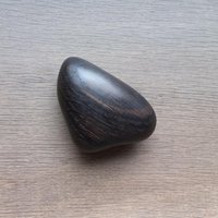 Bog Oak Sorgenstein Handgeschnitzter Zen Meditation Kieselstein von Doooba