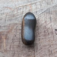Hand Geschnitzter Sorgenstein Aus Mooreichenholz von Doooba