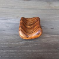 Handgeschnitztes Zebrano Holz Sorgenstein Beruhigender Meditations Handflächenstein von Doooba