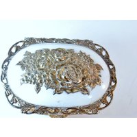 Vintage Gold Filligrane Footed Schatulle Schmuckschatulle Roter Filz Innenraum | Ca. 1960's von DoorCountyVintage