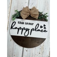 Dies Ist Unser Happy Place Türbügel | Türdeko Türkranz Geschenk Zur Wohnungserwärmung Hochzeitsgeschenk Türschild von DoorHangerShop