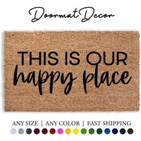 "Dies Ist Unser "Happy Place" Fußmatte Aus Kokosnuss-Flockgewebe Willkommensmatte Einzigartiges Verlobungsgeschenk." von DoormatDecor