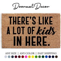Willkommen Fußmatte - Theres Like A Lot Of Kids in Here Beflockt Kokos Matte Individuelles Housewarming Geschenk von DoormatDecor