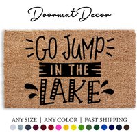 Go Jump in The Lake Fußmatte Benutzerdefinierte Sommer Strand Willkommen Matte See Haus Teppich Dekor von DoormatDecor