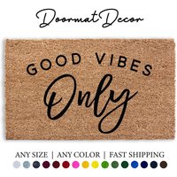 Good Vibes Only Fußmatte Personalisierter Beflockter Kokosnuss Teppich Für Home Decor Outdoor Willkommensmatte von DoormatDecor