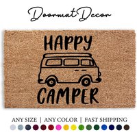 Happy Camper Rv Fußmatte Individuelle Beflockte Kokosnuss Willkommensmatte Für Wohnmobil Personalisierte Außentürmatte von DoormatDecor