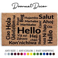 Willkommen Fußmatte in Mehreren Sprachen Personalisierte Hallo Auf Wiedersehen Teppich Individuelle Geschenkidee von DoormatDecor