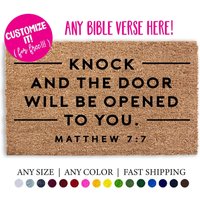 Benutzerdefinierte Bibel-Vers-Fußmatte Klopfen Sie Die Tür, Zu Ihnen Geöffnet Wird Matthäus 77 Perfektes Housewarminggeschenk von DoormatDecor