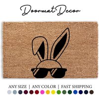 Osterhase Willkommen Fußmatte Beflockt Kokosnuss Outdoor Teppich Kaninchen Sonnenbrille Dekor von DoormatDecor