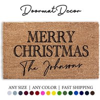 Personalisierte Frohe Weihnachten Fußmatte Benutzerdefinierte Coir Eingangsbereich Festliche Outdoor Willkommen Matte Rot Grün Geschenk Personalisierte Frohe Weihnachten Fußmatte Benutzerdefinierte Coir Eingangsbereich Festliche Outdoor Willkommen Matte Rot Grün Geschenk von DoormatDecor