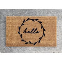 Personalisierte Hallo Kranz Fußmatte Flocked Coir Willkommen Matte Benutzerdefinierte Housewarminggeschenk von DoormatDecor