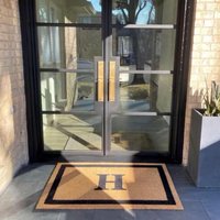 Personalisierte Kokosnuss Willkommensmatte - Beflockte Monogramm Fußmatte Für Den Innenbereich Und Außenbereich Perfektes Einweihungsgeschenk Personalisierte Kokosnuss Willkommensmatte - Beflockte Monogramm Fußmatte Für Den Innenbereich Und Außenbereich Perfektes Einweihungsgeschenk von DoormatDecor