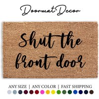 Lustige Shut The Front Door Fußmatte Benutzerdefinierte Personalisierte Teppich Geschenk Für Eingangsbereich Dekor von DoormatDecor