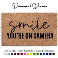 Smile You're On Camera Fußmatte - Warnung Sicherheitsschild Stay Off Home Surveillance Schild Personalisierte Indooroutdoor Willkommensmatte von DoormatDecor