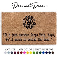 "Texas Am Corp Fußmatte Ist Nur Ein Weiteres "Corp Trip" Gigem Tamu Aggie Abschlussgeschenk." von DoormatDecor