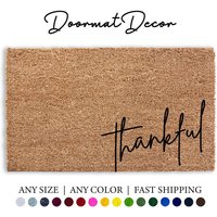 Thankful Script Fußmatte Personalisierte Flocked Kokosnuss Outdoor Willkommen Matte Herbst Erntedank Halloween Dekor Thankful Script Fußmatte Personalisierte Flocked Kokosnuss Outdoor Willkommen Matte Herbst Erntedank Halloween Dekor von DoormatDecor