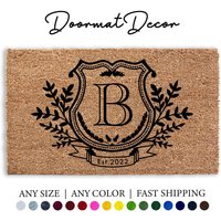 Ursprüngliche Fußmatte Monogramm Schild Crest Blumen Banner Einzigartige Hochzeitsgeschenk Outdoor Teppich von DoormatDecor