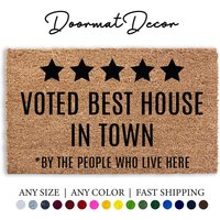 Fußmatte - Zum Besten Haus Der Stadt Gewählt Lustige Eingang Dekor Nachbar Geschenk Kokos Matte Für Den Außenbereich von DoormatDecor