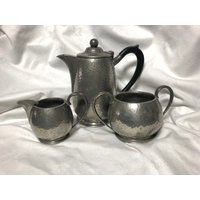Manor Periode Gehämmerte Zinn Tee/Kaffee Kanne, Zuckerdose Und Milchkännchen von DorisWorld