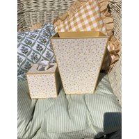 Gelber Papierkorb in Colefax Und Fowler Cress Gelb Gelber Mit Deckel Für Schlafzimmer, Badezimmer von DorotheaHamilton