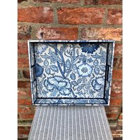 William Morris Pink & Rose Indigo Tablett. Großes Frühstückstablett. Laptopfach. Ottomanes Tablett Aus Holz. Blaues Weihnachtsgeschenk von DorotheaHamilton