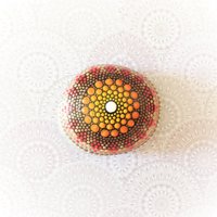 Mandala Stein Von Hand Bemalt Mit Hunderten Winzigen Punkten Mandala Stein Von Hand Bemalt Mit Hunderten Winzigen Punkten von DorotheaSmallArts
