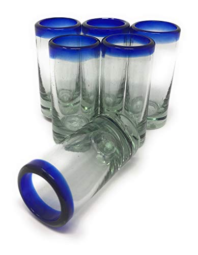 Mundgeblasene mexikanische Tequila-Schnapsgläser – Set mit 6 Tequila-Schnapsgläsern mit kobaltblauem Rand (je 60 ml) von Dos Sueños