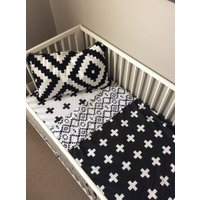 2 in 1 Wendedecke, Schwarz Weiße Babydecke, Plus Zeichen Decke, Azteken Druck, Moderne Kinderzimmer Bettwäsche, Baby Geschenk, Autositzbezug von DotBoxed