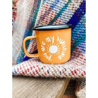 You Are My Sunshine Emaillebecher, Camping Wild Schwimmen Strandleben Gelb Mit Weißer Schrift. Niedlicher Reisebecher Spruch von DottieWombat