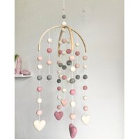 Holz Gewölbte Rosa Herz Filzkugel Kinderzimmer - Baby Mädchen Krippe Mobile Buntes von Dottyewe