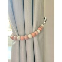Raffhalter Mit Filzkugeln in Pfirsich Und Apricot von Dottyewe